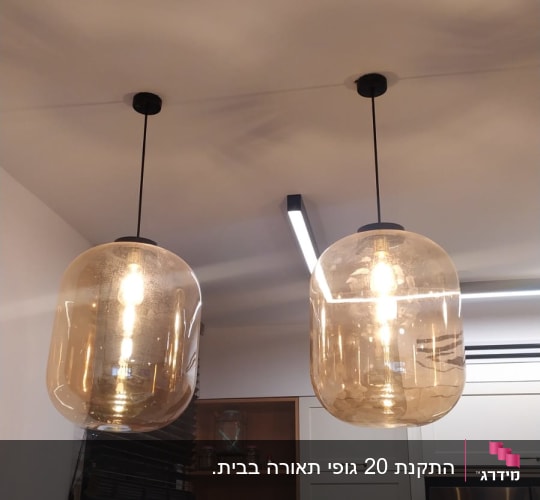 שני מנורות תלויות עם נורות דולקות